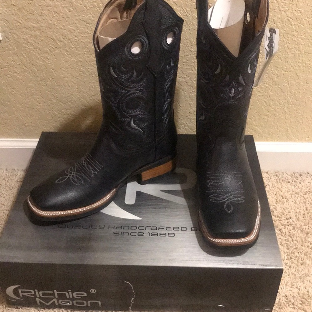 New mens western boots never wear it